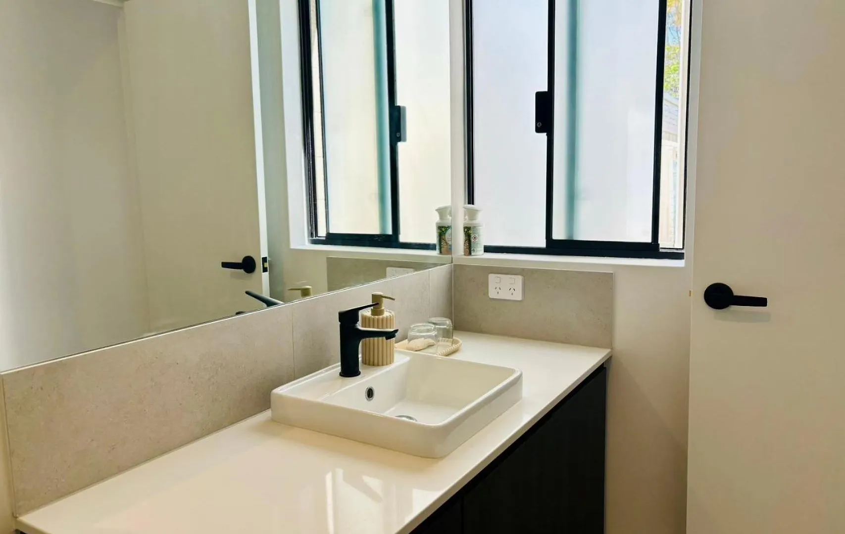 New Modern Retreat Steps From Shops & Eats Apartment Perth 0*,  Australia