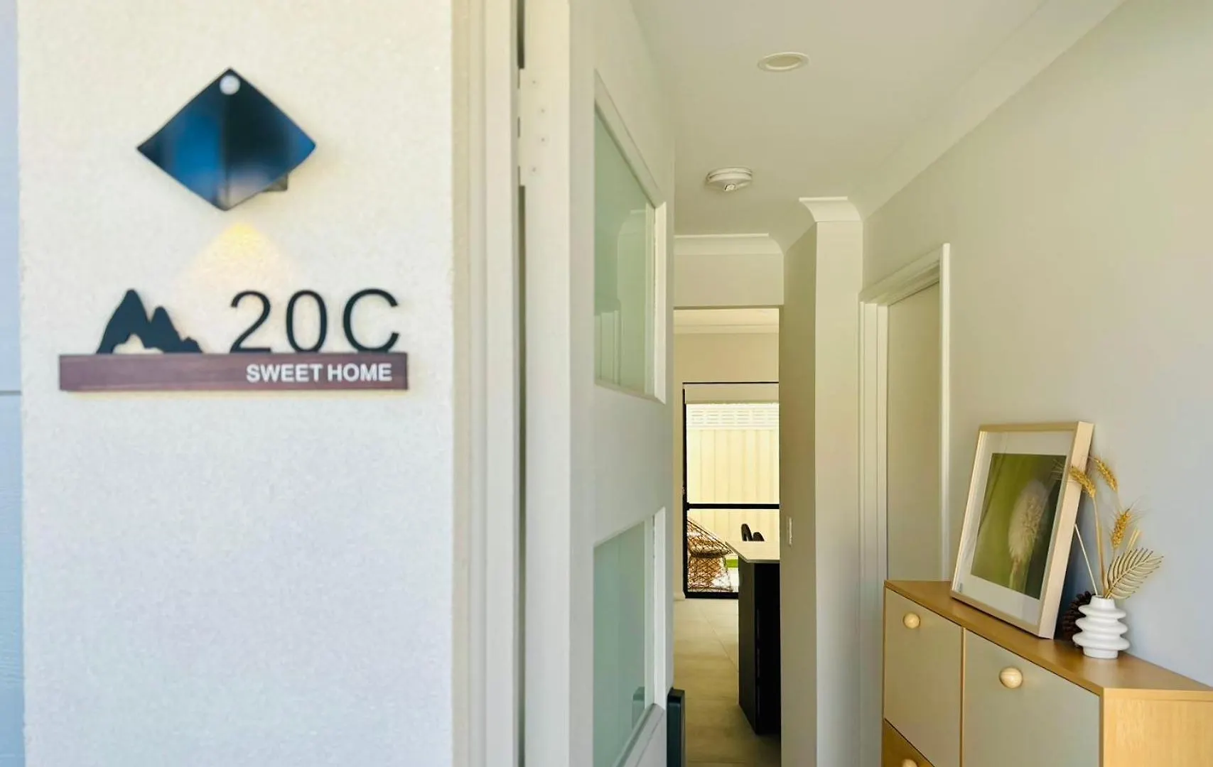 New Modern Retreat Steps From Shops & Eats Apartment Perth